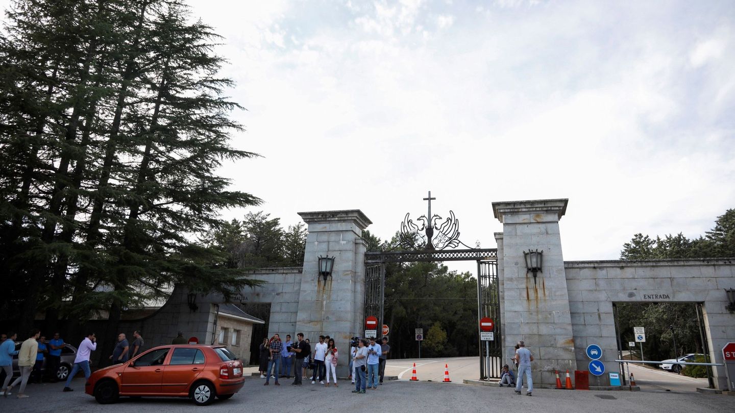 Decenas de personas se han quedado sin acceder al Valle de los Caídos este 11 de octubre, después de que el Gobierno ordenara el cierre del recinto a las 18 horas, tras el horario de visitas. (EFE)
