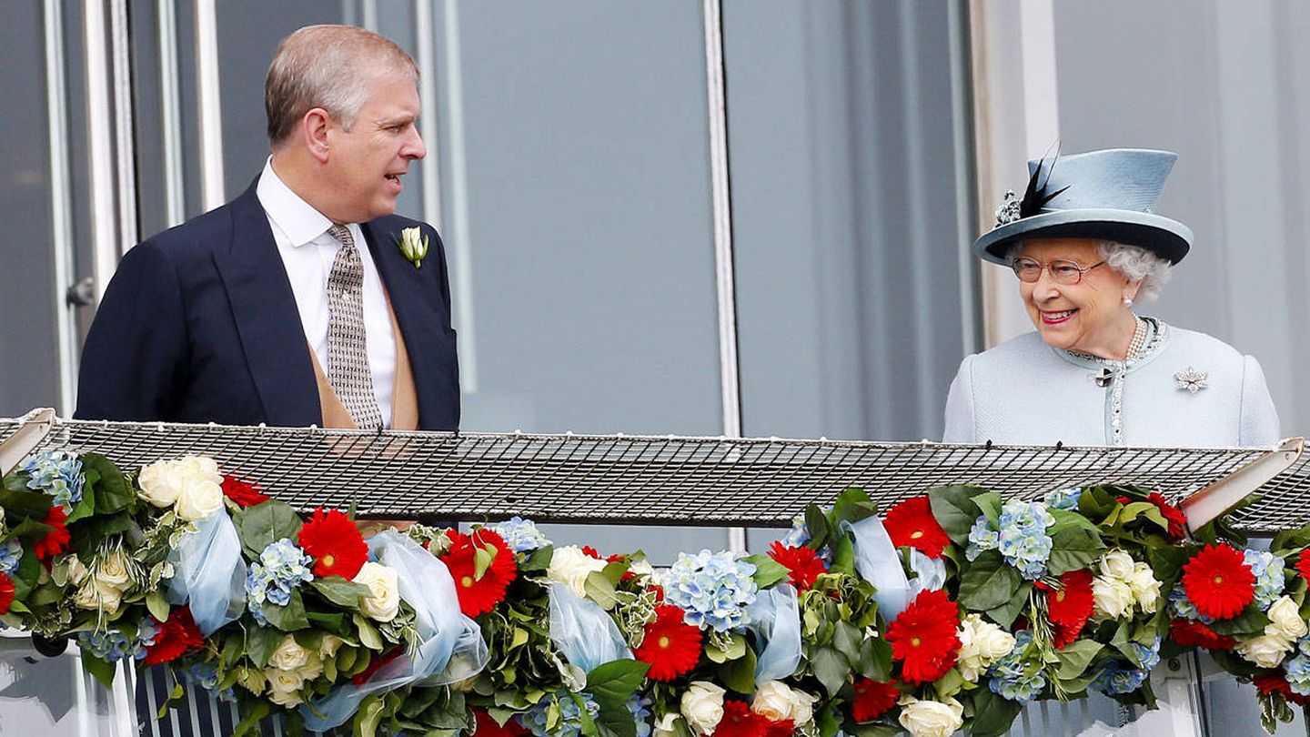 El príncipe Andrés y la reina Isabel II. (Getty)