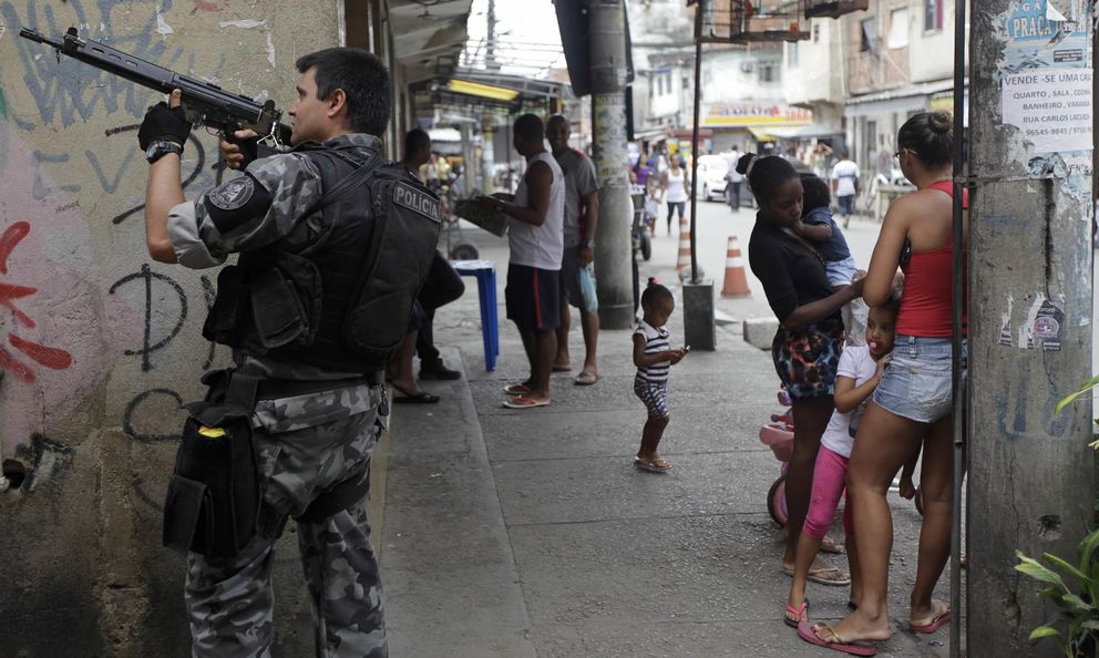 Un agente toma posiciones durante la operación en las favelas de Río (Reuters). 