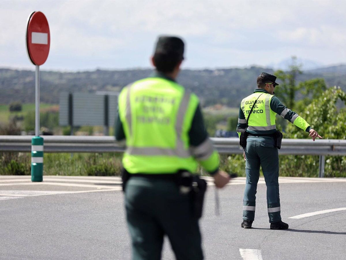 Foto: Dos agentes de la Guardia Civil, en un control de tráfico. (Europa Press/Archivo/Eduardo Parra)