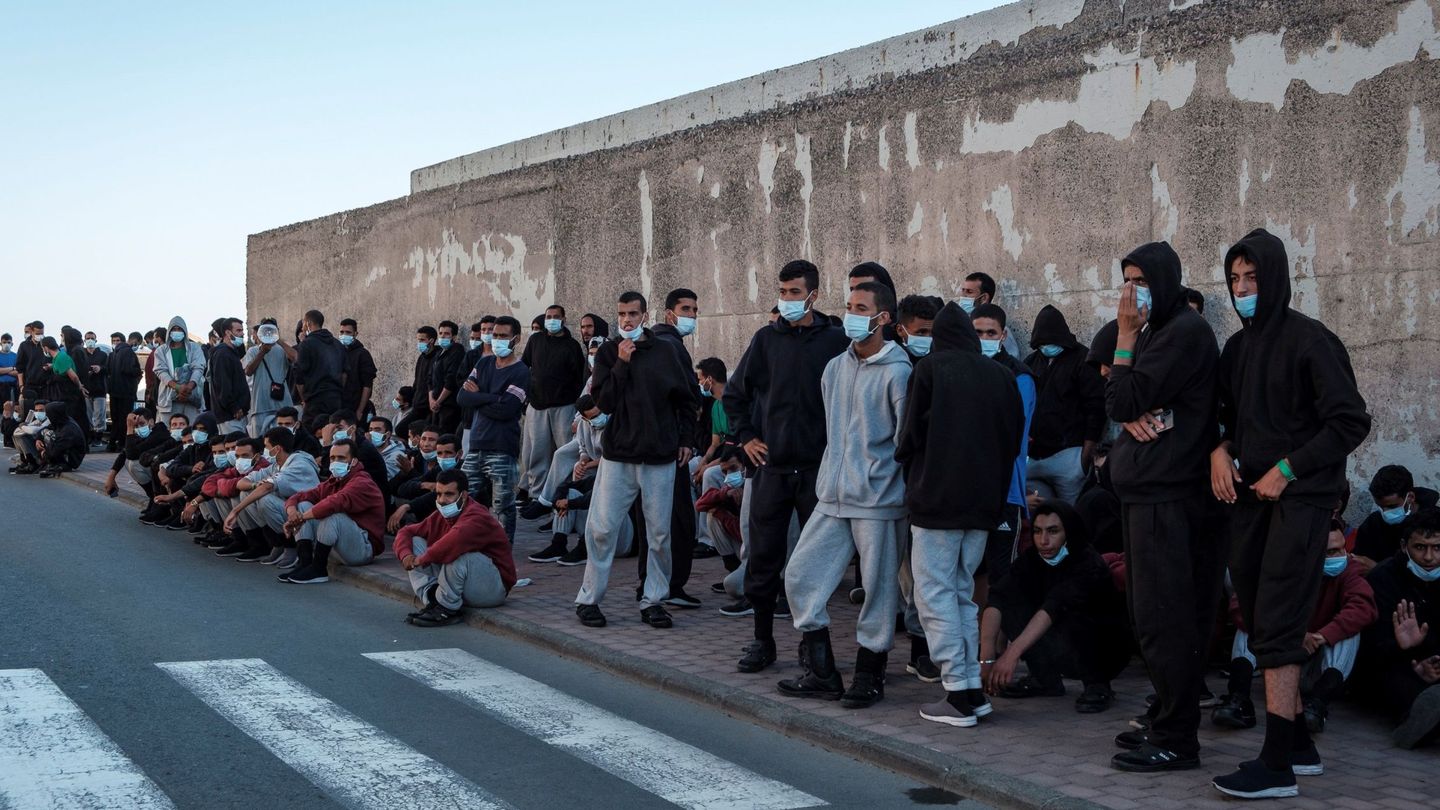 Entre 200 y 250 inmigrantes marroquíes que se encontraban en el muelle de Arguineguín han sido conducidos por la Policía fuera del campamento de la Cruz Roja. (EFE)