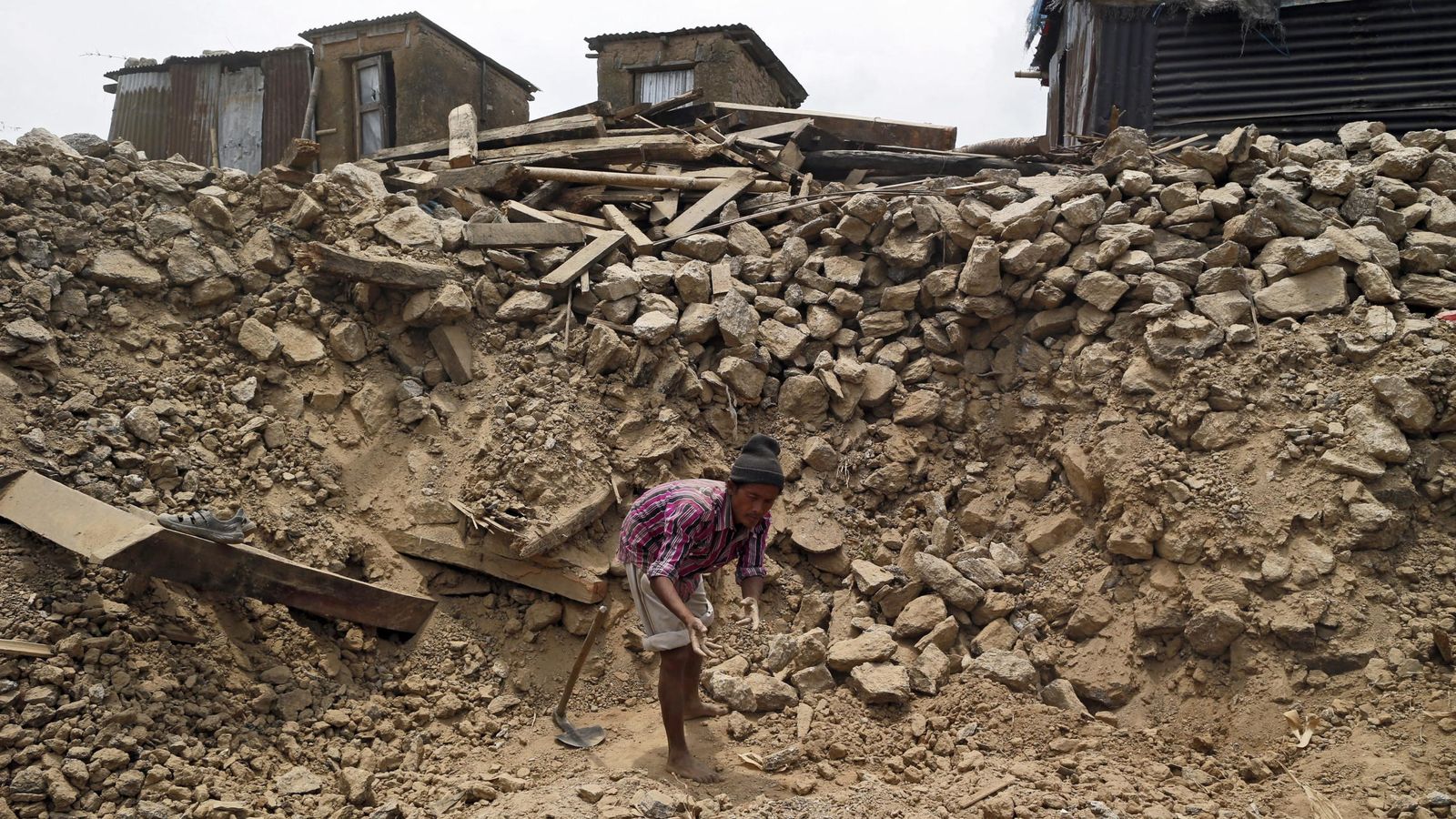 Foto: Un superviviente del terremoto de Nepal. (Reuters)