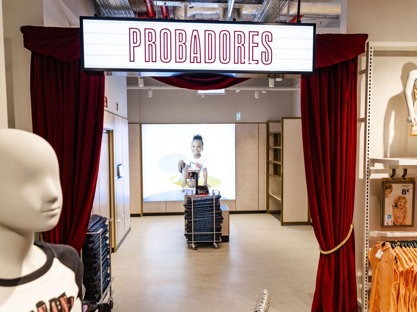 Probadores de la nueva tienda de Primark con las cortinas de terciopelo rojo que recuerdan al cine de los años 30. (EP/Carlos Luján)