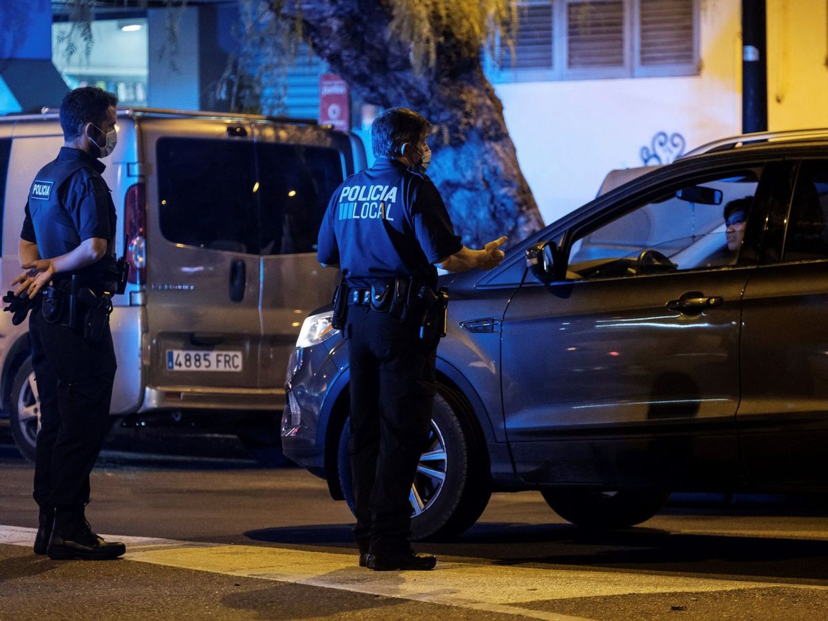 Foto: Policía Local patrullando en Ibiza. (EFE)