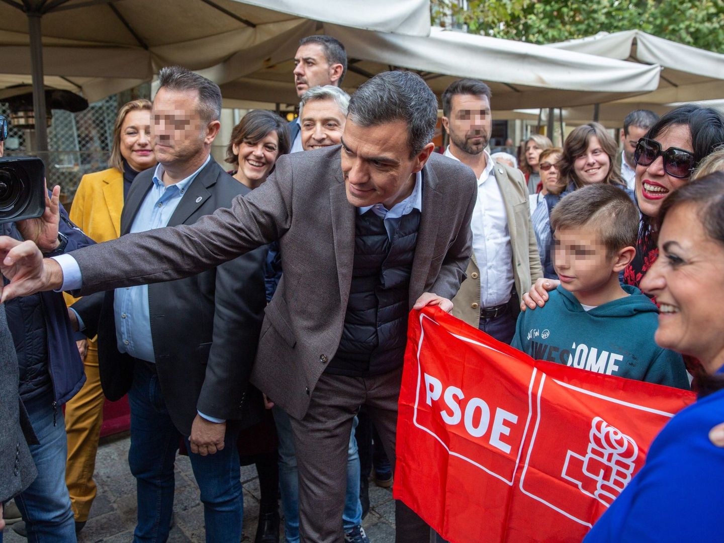 El secretario general del PSOE y presidente del Gobierno en funciones, Pedro Sánchez, se hace un selfi con sinpatizantes. EFE