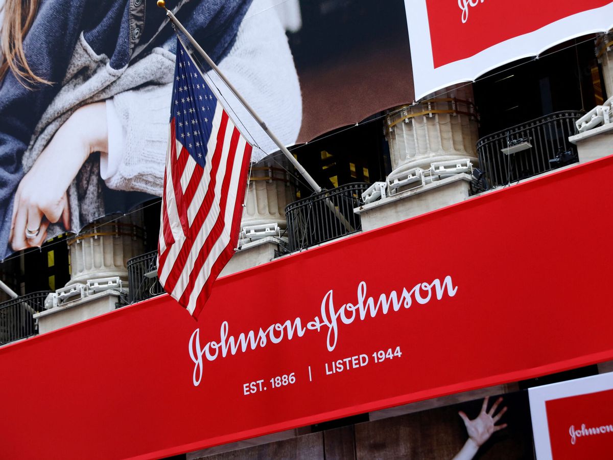 Foto: Logo de Johnson & Johnson en la celebración de su 75 aniversario. (Reuters/Brendan McDermid)