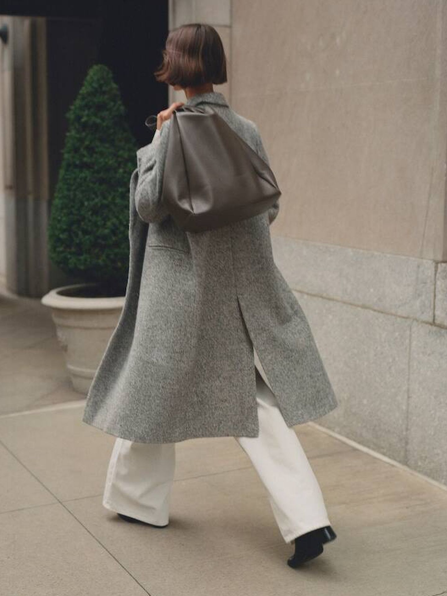 Abrigo gris de lana de Massimo Dutti. (Cortesía)