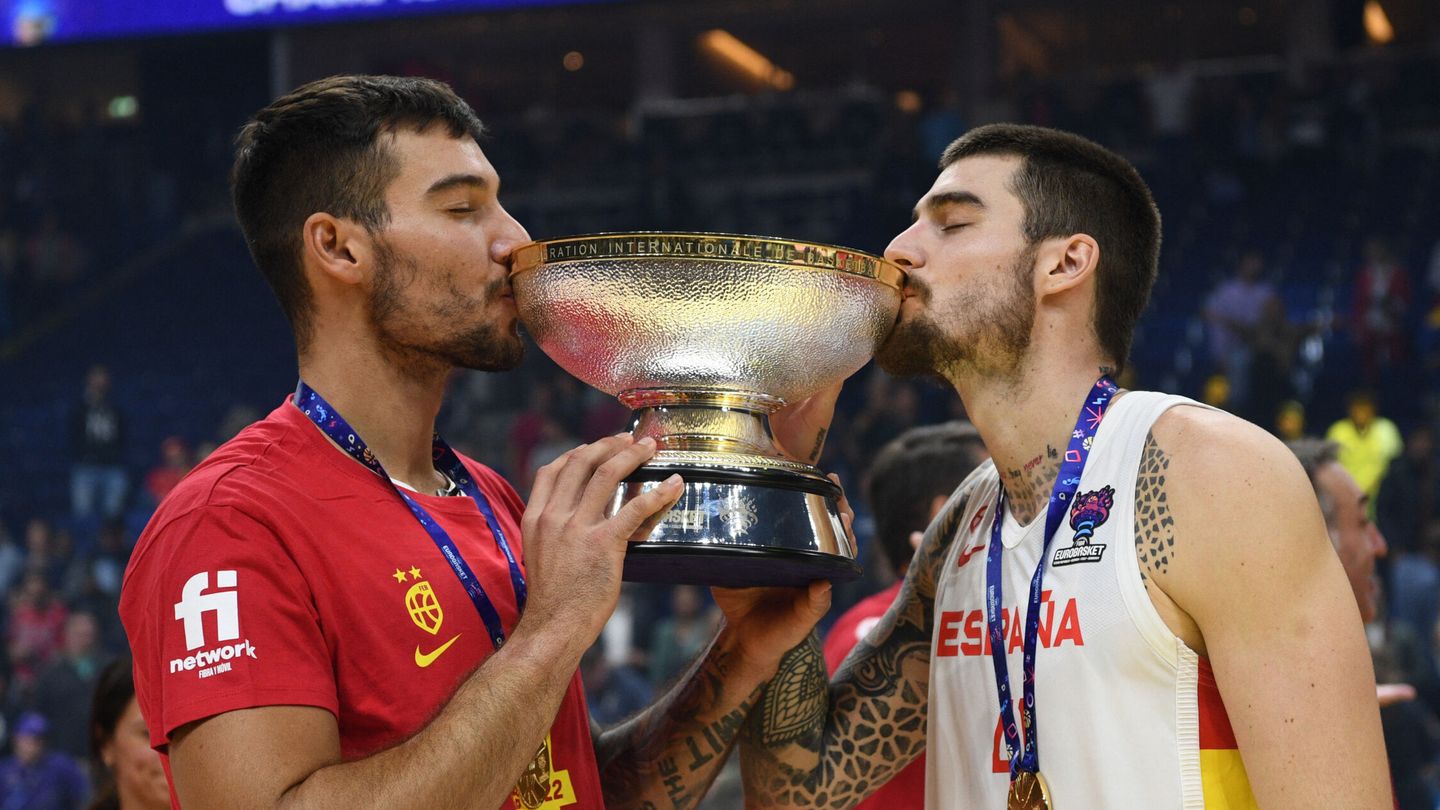 Willy y Juancho ganaron el Eurobasket en 2022. (Reuters/Albert Gea)