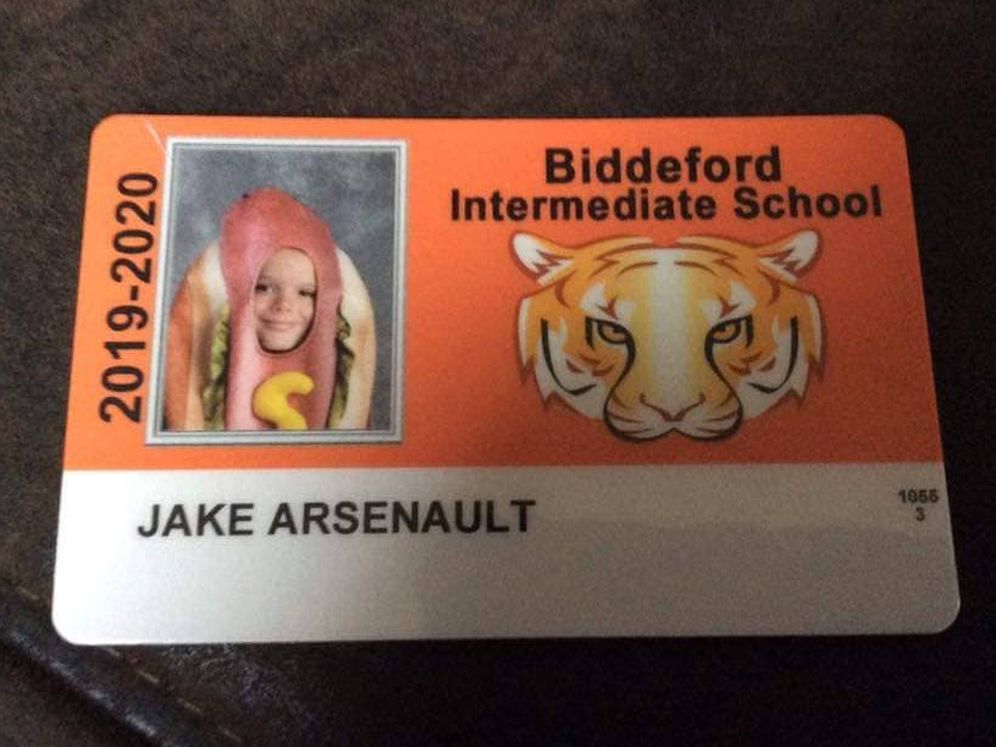 Foto: Así quedó el carné del colegio de Jake, inmortalizado con su disfraz de perrito caliente (Foto: Facebook)
