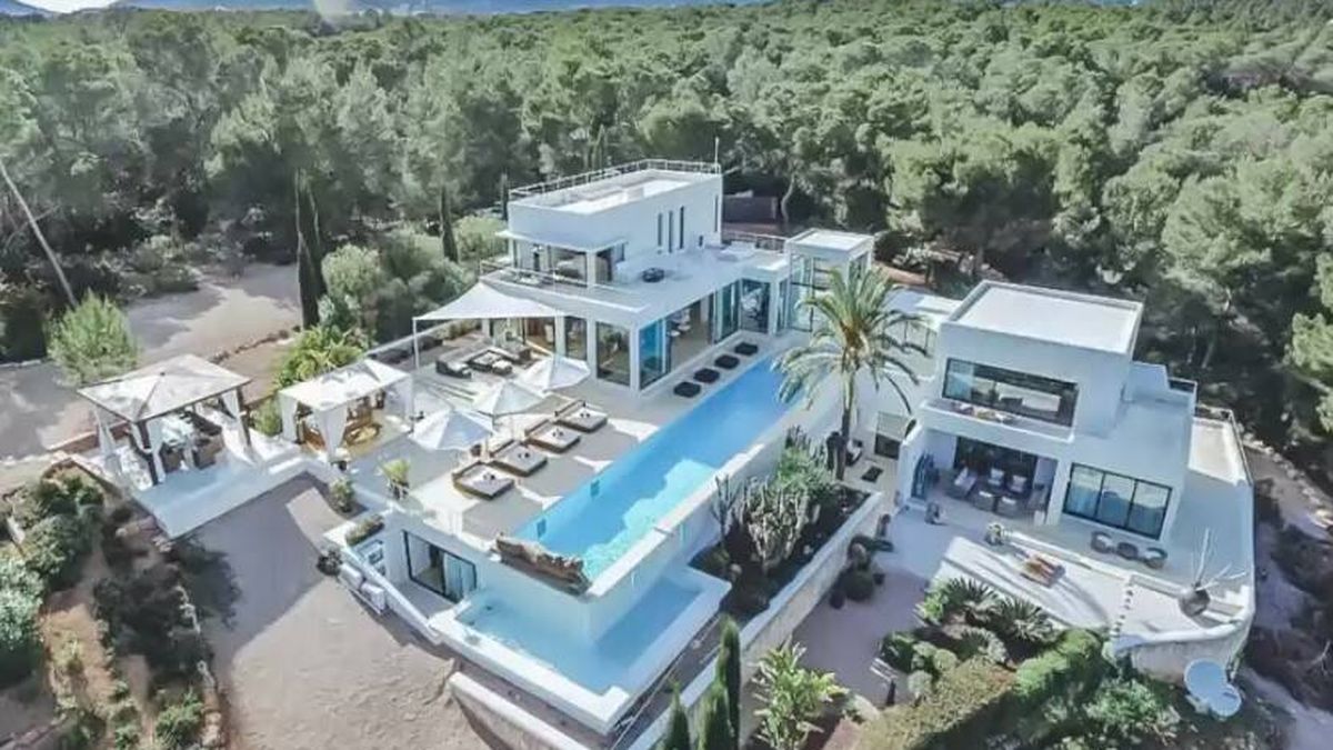 La casera de famosos en Ibiza reorganiza su imperio hotelero tras los problemas en varias villas
