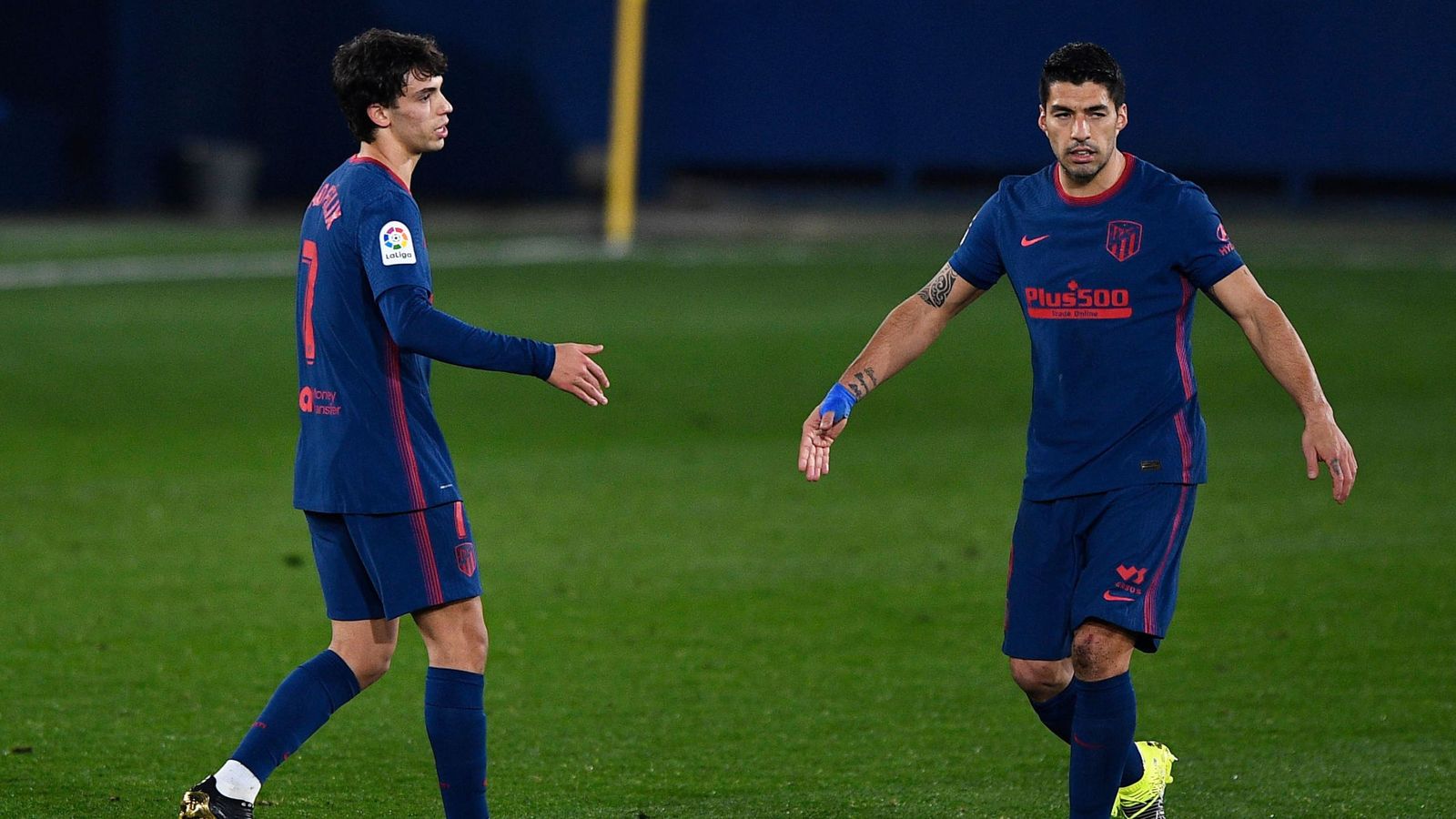 Suárez y Joao durante el partido frente al Villarreal. (Reuters)