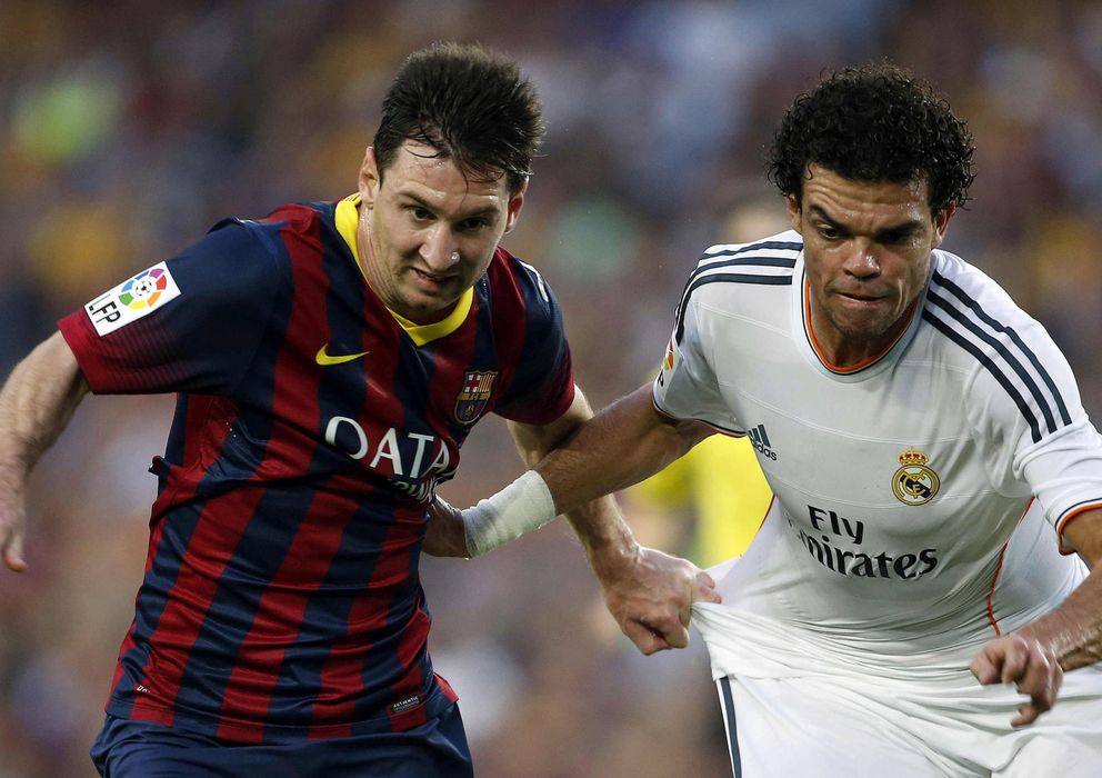 Foto: Messi y Pepe, en plena lucha durante el último Clásico (EFE)