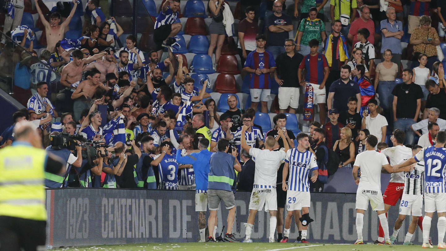 Los futbolistas del Deportivo Alavés, celebrando con su afición su triunfo en los Playoffs de Ascenso de 2022-2023. (LALIGA)