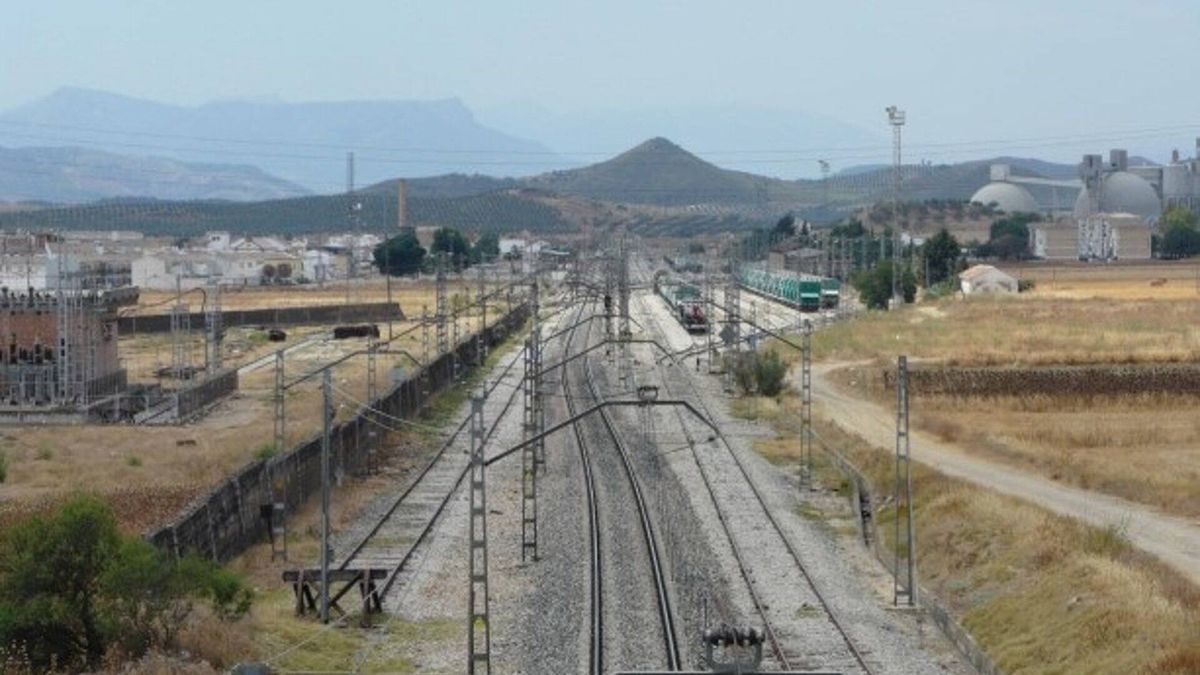 Restablecida la circulación de trenes entre Córdoba y Sevilla tras más de una hora suspendida por el fuego