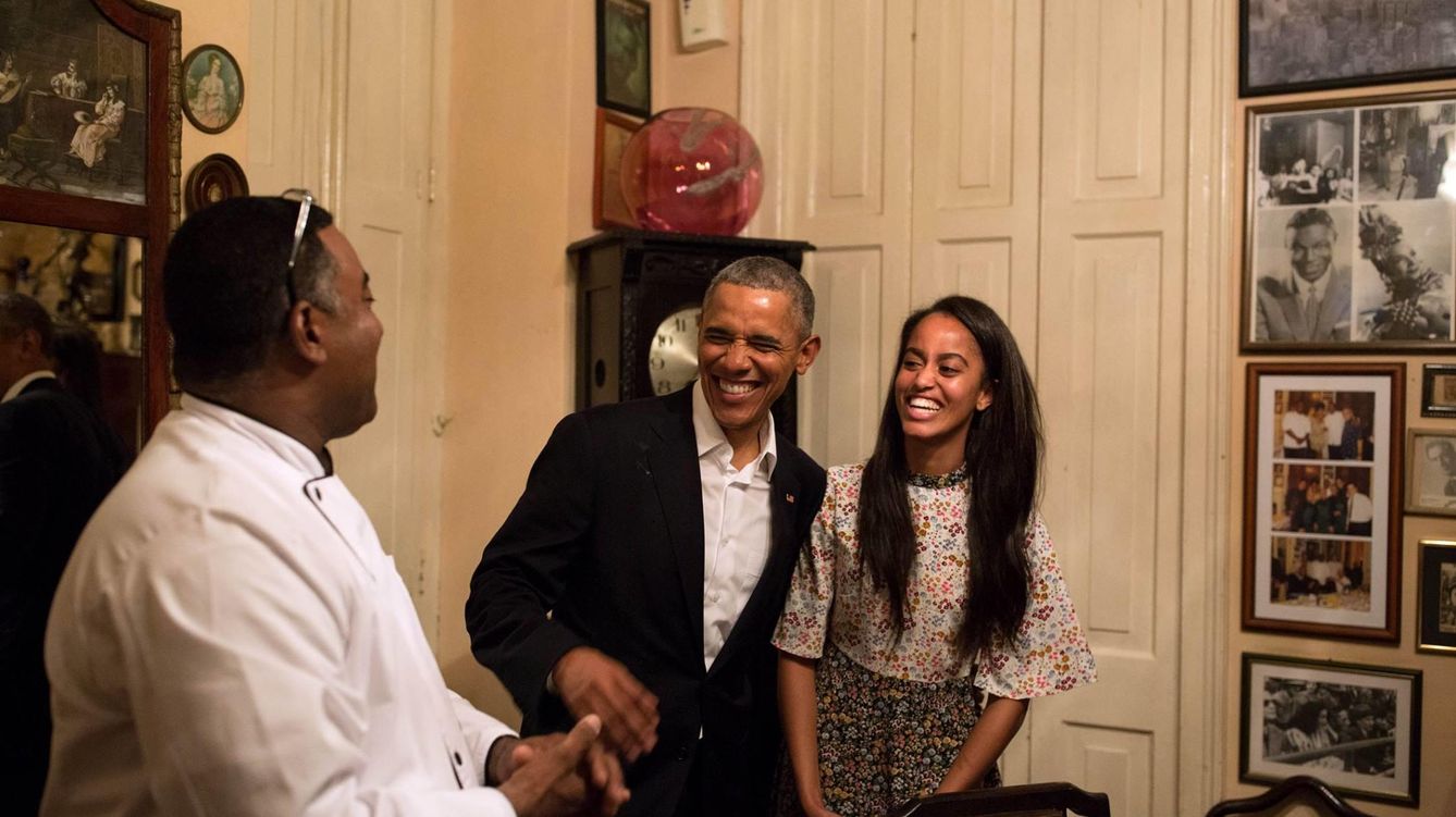 Foto: Barack Obama y su hija Malia conversan con el dueño de un restaurante (Foto: Casa Blanca, Pete Souza)