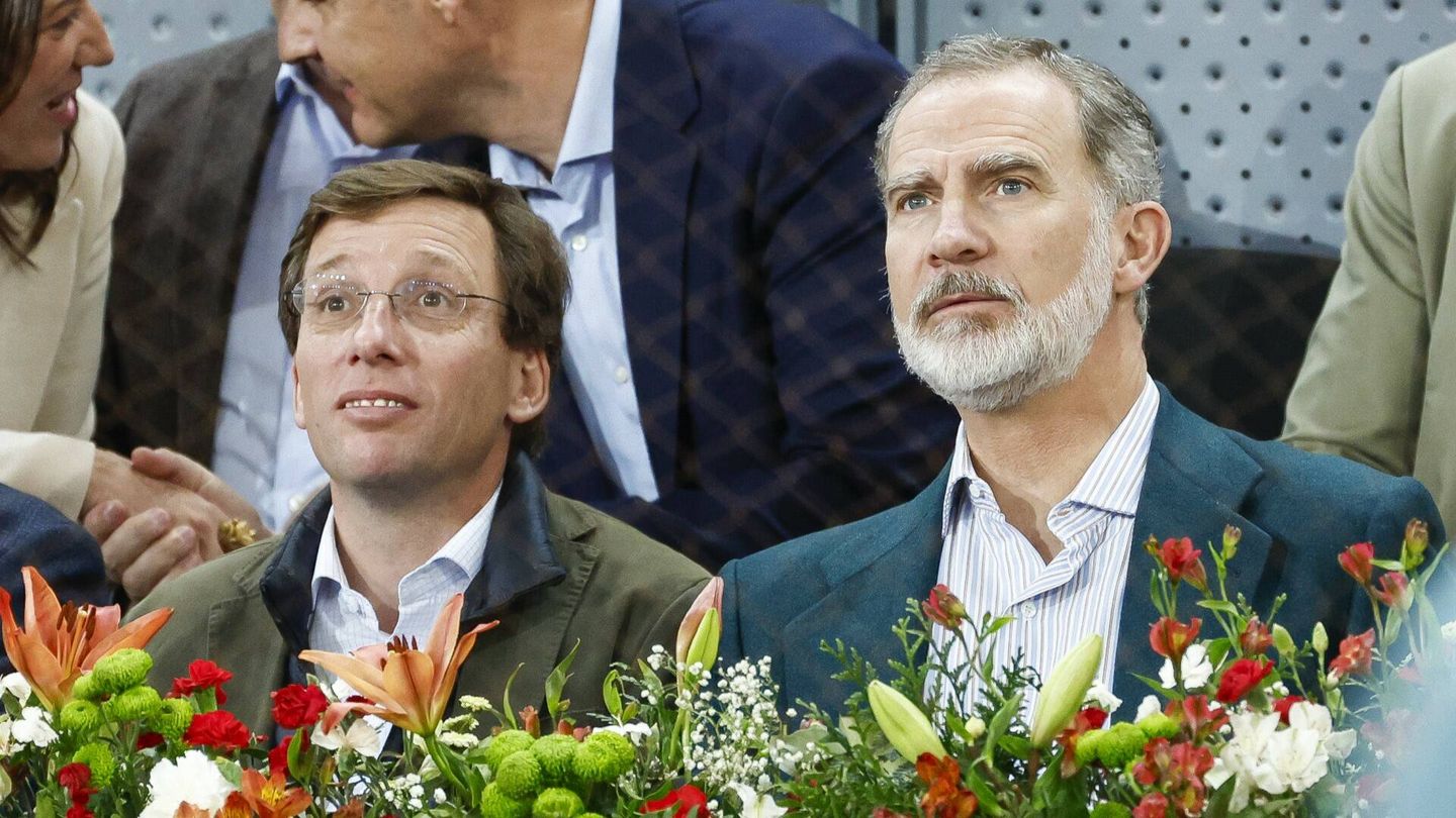 El alcalde de Madrid, Almeida, y el rey Felipe VI en el Open de Madrid de 2024. (Gtres/Sergio R Moreno)
