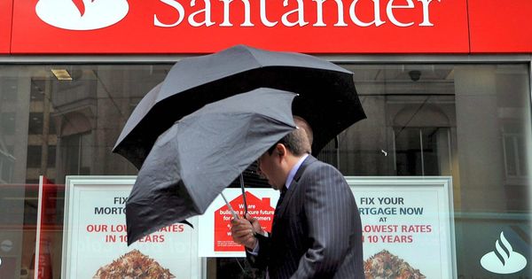 Foto: El BdE multa al Banco Santander con por no proteger a los deudores sin recursos. (EFE)