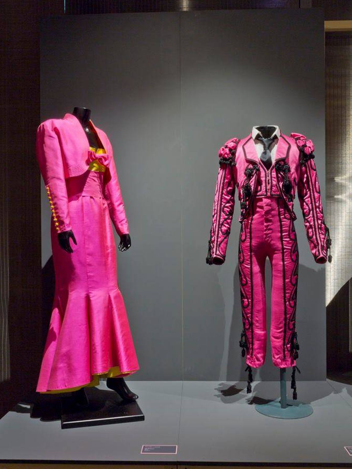 Los trajes regionales y de luces también tiene cabida en 'La vie en rose'. (Cortesía)