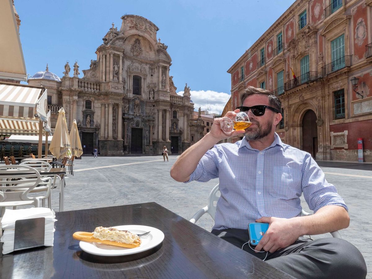 Foto: Un hombre toma un aperitivo en Murcia. (EFE)