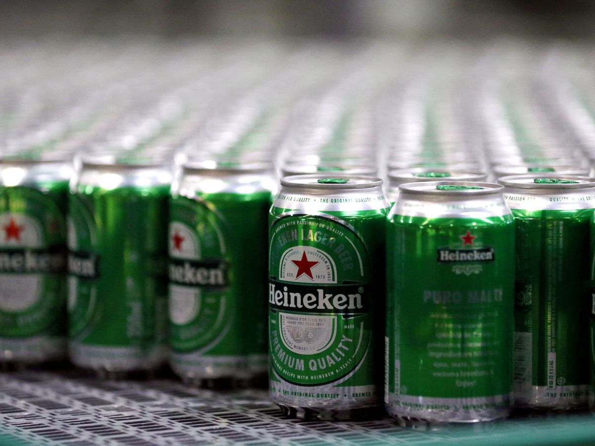 Foto: Latas de cerveza Heineken. (Reuters/Paulo Whitaker)