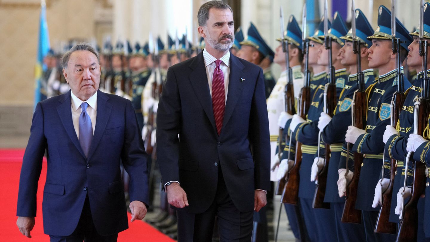 El presidente Nursultán Nazarbayev con el rey Felipe en Astana, el 10 de junio de 2017. (Reuters)