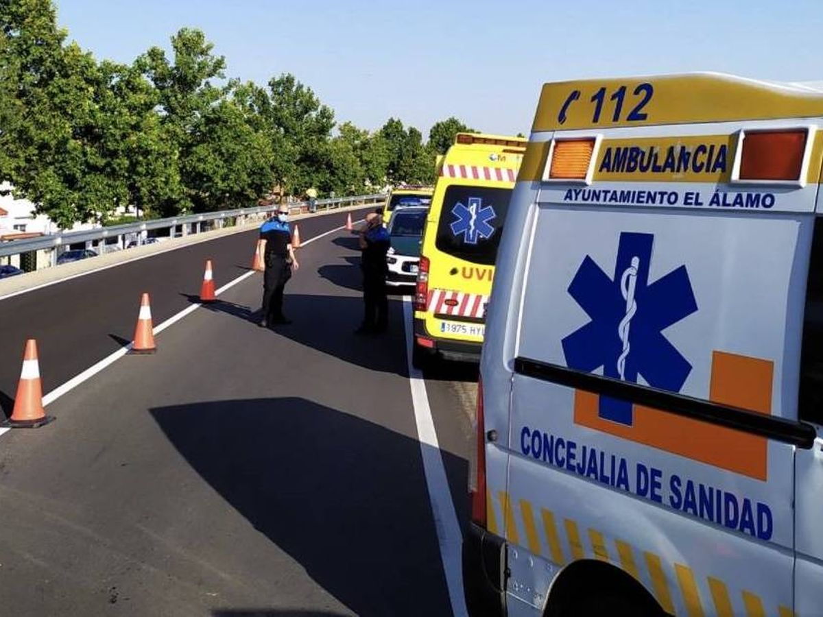 Foto: Una ambulancia en el lugar donde apareció el primer cadáver. (Ambulancia Municipal de El Álamo)