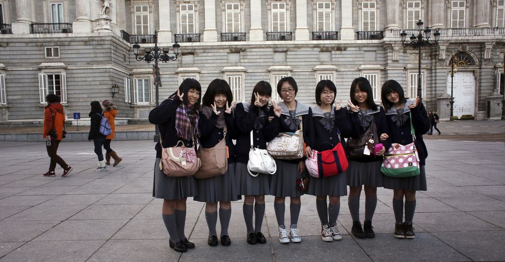 Turistas japoneses frente al Palacio Real de Madrid. (Reuters)