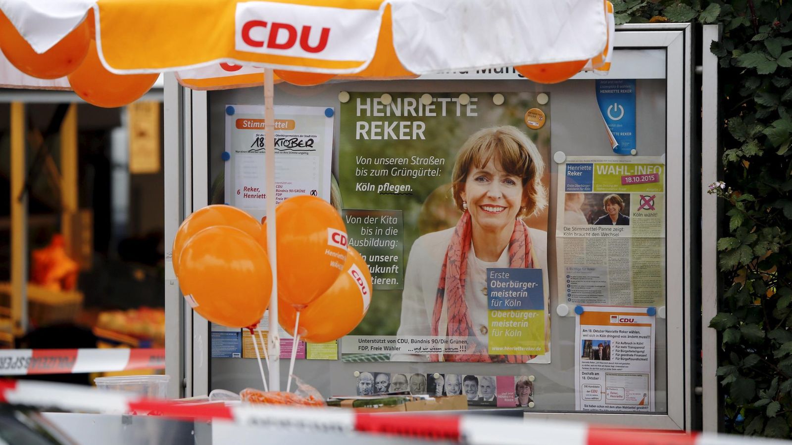 Foto: Un cartel electoral con la imagen de Henriette Reker, en Colonia, el 17 de octubre de 2015 (Reuters).