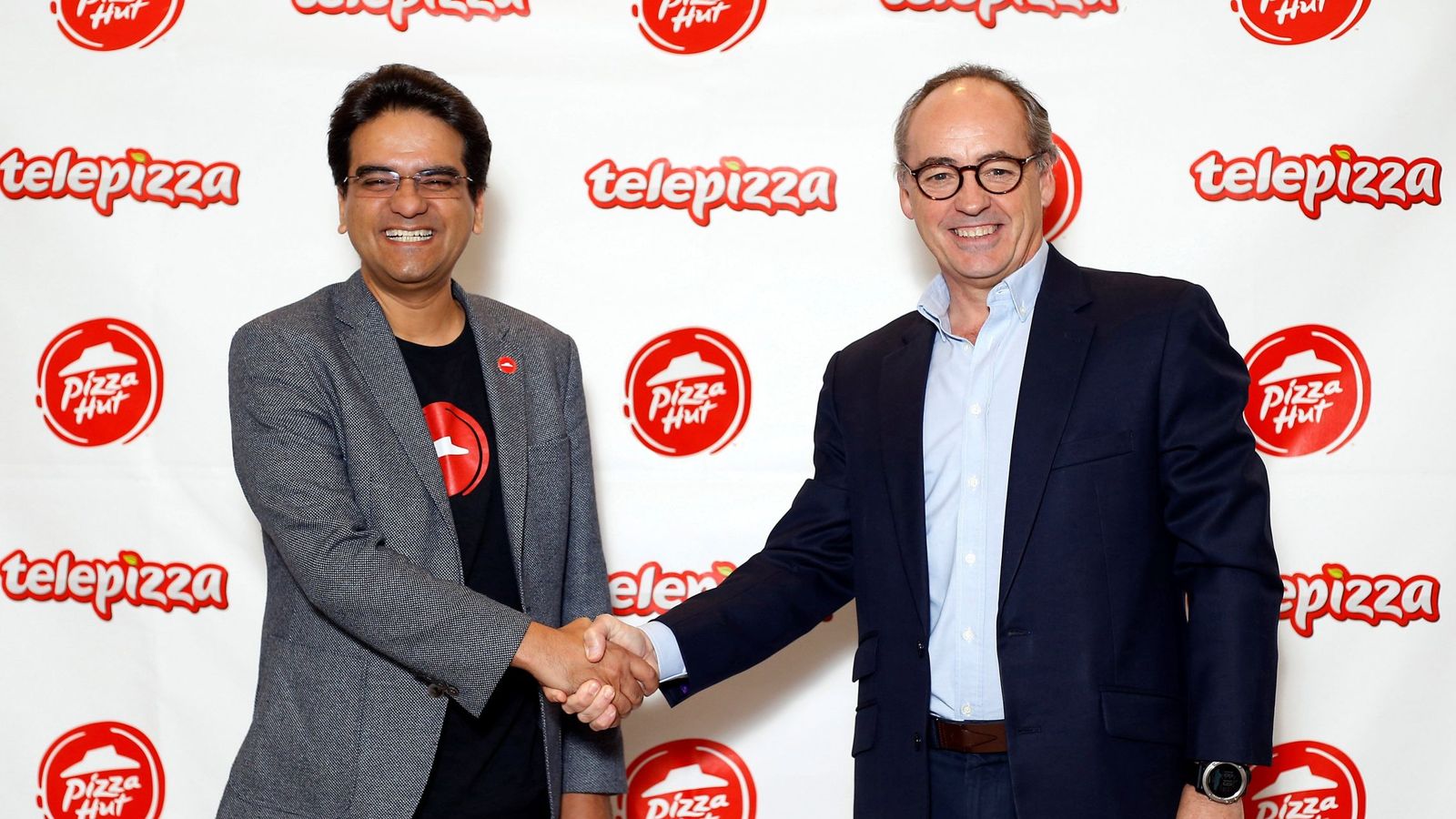 Foto: Milind Pant, presidente de Pizza Hut International, junto a Pablo Juantegui, presidente ejecutivo y CEO de Grupo Telepizza. (EFE)