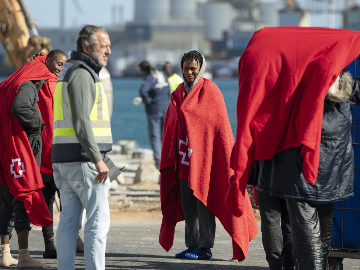 Foto: Llegada de inmigrantes al puerto de Arrecife (Lanzarote). (EFE/Adriel Perdomo)