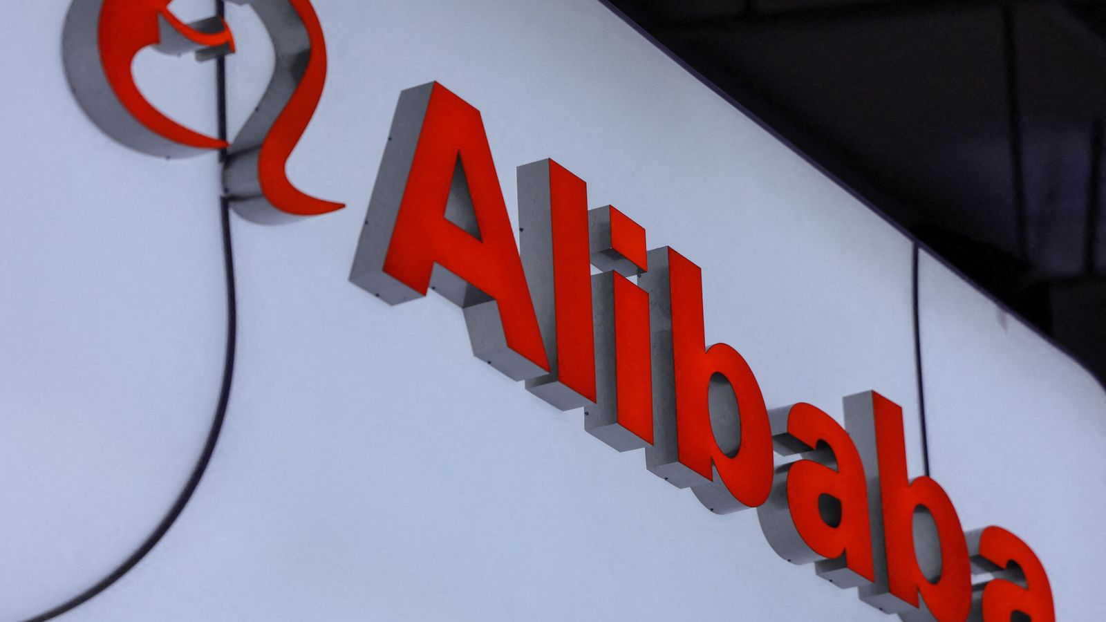 Alibaba desciende más de un 8% en bolsa tras emitir un nuevo paquete de acciones para invertir en IA