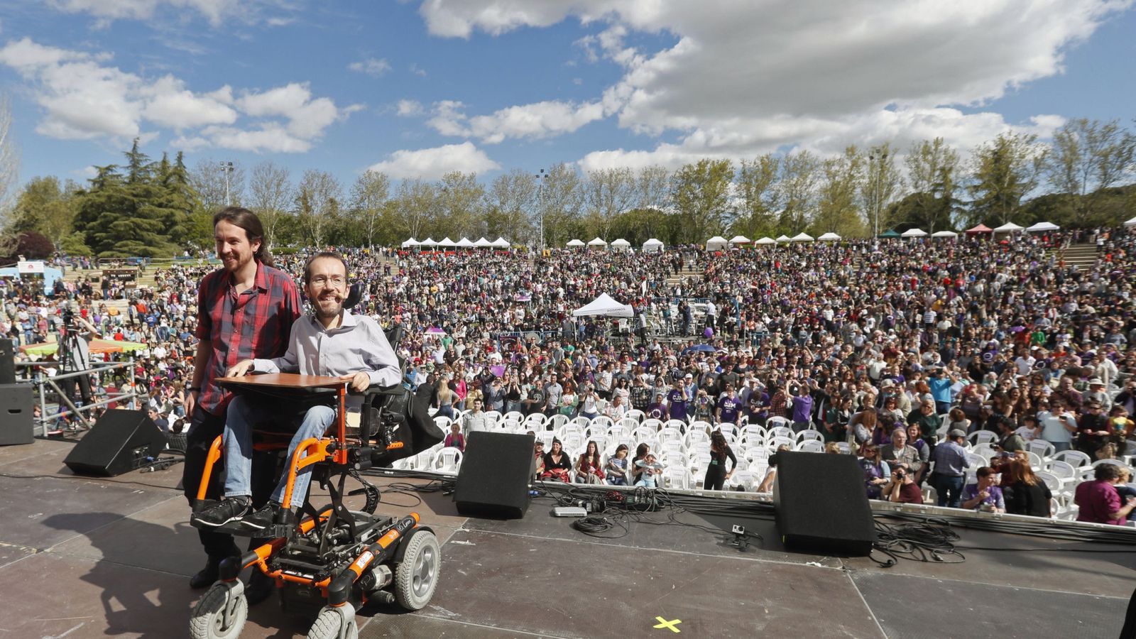 Foto: El líder de Podemos, Pablo Iglesias (i), y el secretario de Organización, Pablo Echenique, en la clausura de la Fiesta de la Primavera. (EFE)