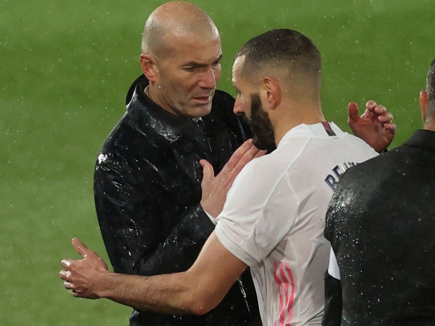 Zidane con Benzema tras sustituir al jugador en el partido contra el Chelsea. (Efe)