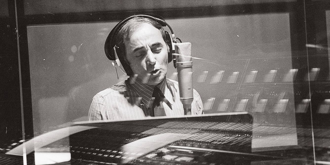 Aznavour grabando en el estudio en 1974.