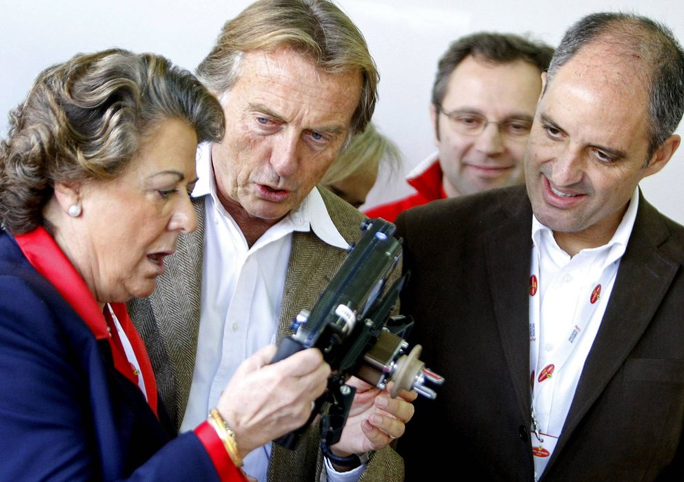 Foto: Francisco Camps y Rita Barberá con el presidente de Ferrari, Luca Cordero, en Cheste (EFE)