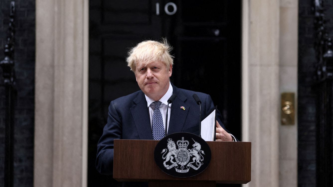 Foto: Boris Johnson comunica su dimisión frente al número 10 de Downing Street. (Reuters/Henry Nicholls)