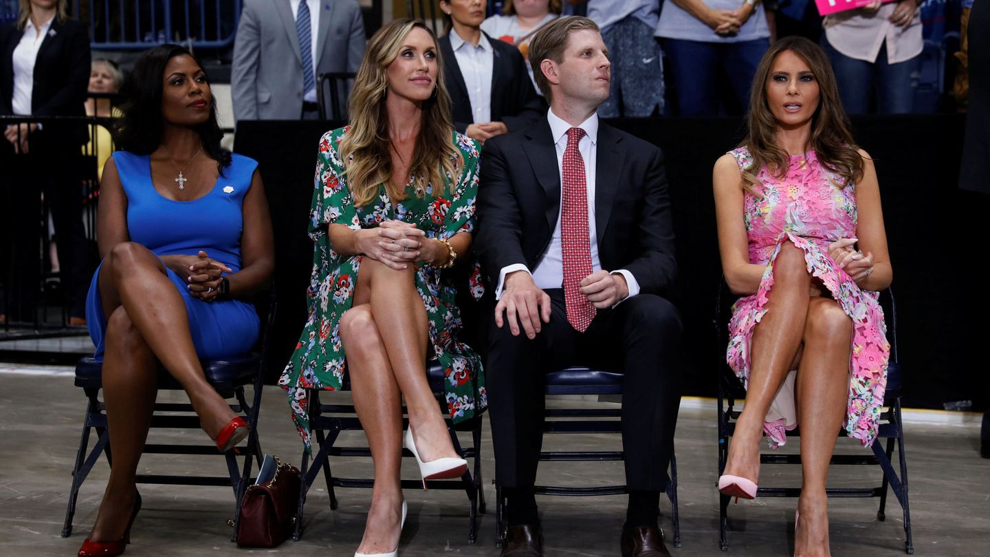 Omarosa Manigault Newman junto al hijo de Donald Trump, Eric, y su esposa Lara, y la primera dama, Melania Trump, durante un encuentro con partidarios del presidente en Youngstown, Ohio, en julio de 2017. (Reuters)