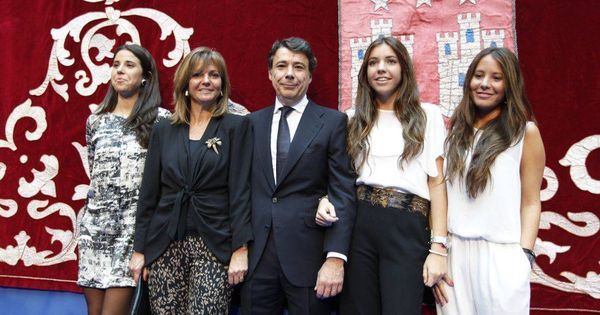 Foto: Ignacio González y Lourdes Cavero con sus hijas Lourdes, Patricia y Rocío. (EFE)