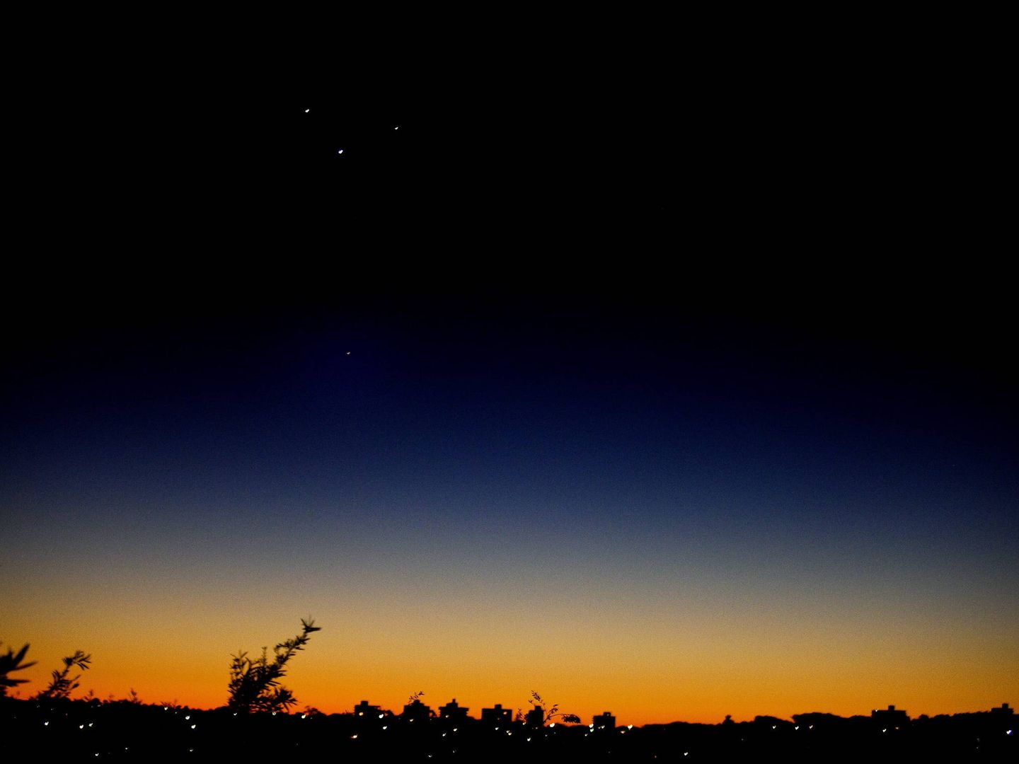 Venus (c), Júpiter (i), Mercurio (d) y Marte (abajo) se alinean en una madrugada de mayo de 2011, en el cielo de Sídney (Australia). (EFE)