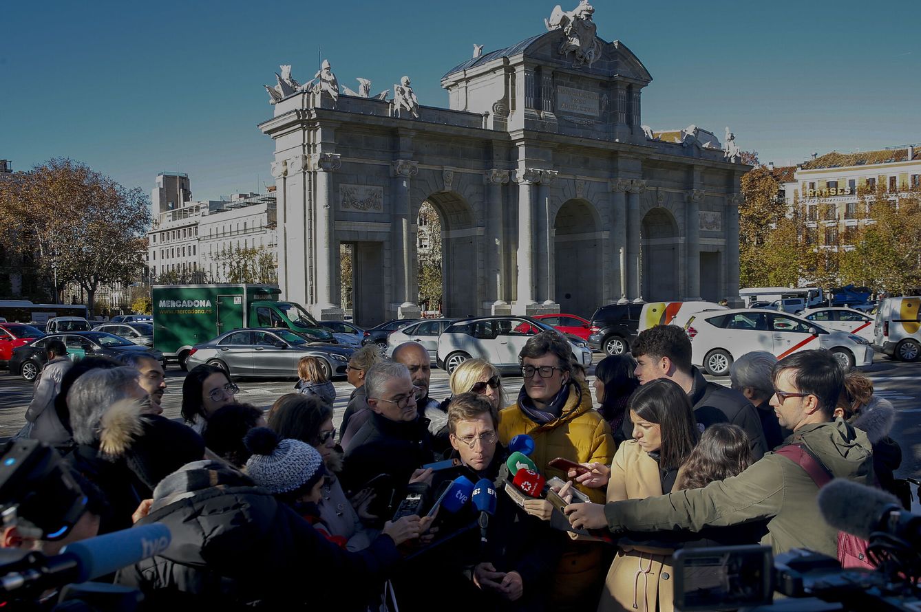 El alcalde de Madrid, José Luis Martínez-Almeida, visita la Puerta de Alcalá tras las obras de restauración. (EFE/Gema García) 