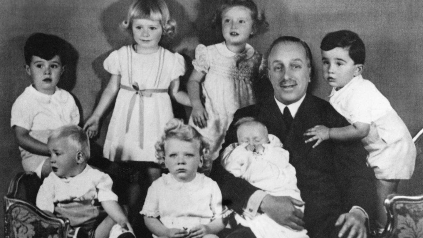 La infanta Pilar (arriba, en el centro de la imagen) junto a su abuelo, Alfonso XIII, y algunos de sus primos. (Cordon Press)