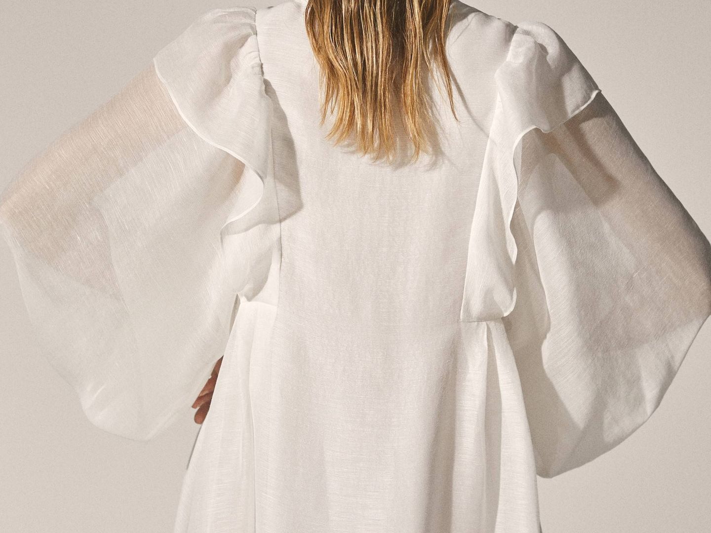 Vestido blanco de Massimo Dutti. (Cortesía)