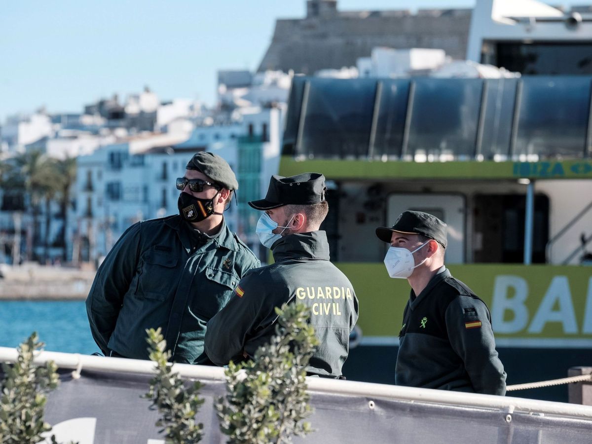 Foto: Guardiaciviles en el Puerto de Ibiza. (EFE)