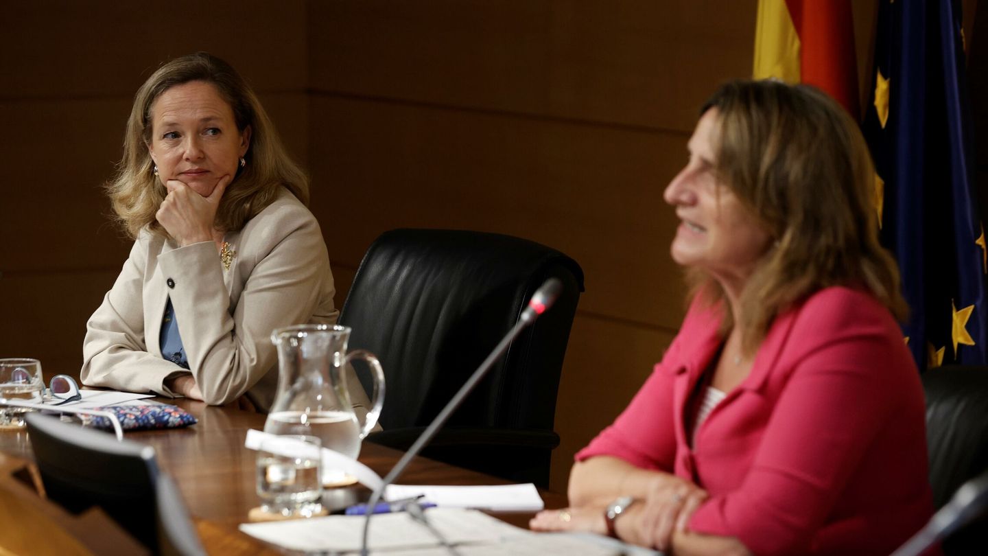 Las vicepresidentas Calviño y Ribera. (EFE)