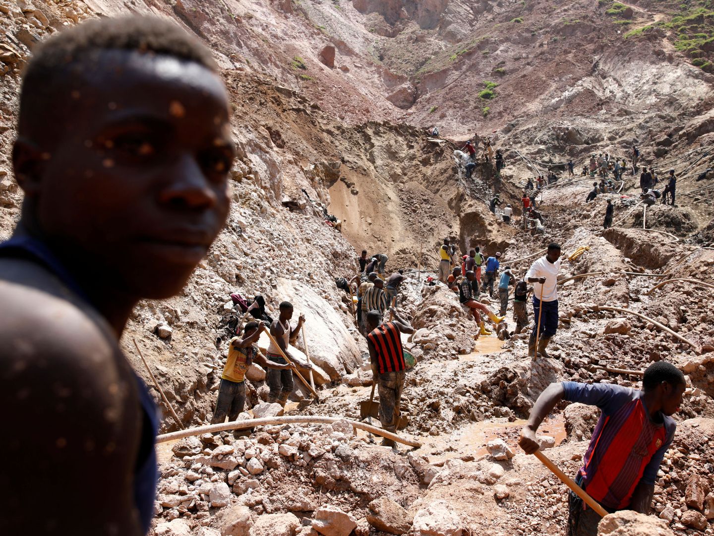 Trabajadores en una mina de coltán en el Congo (Reuters)