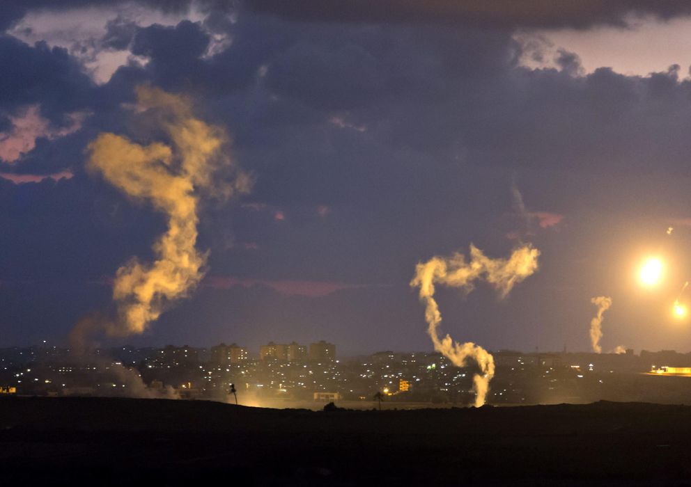 Foto: Vista general de columnas de humo creadas por bengalas en el sur de Israel y la Franja de Gaza. (EFE)