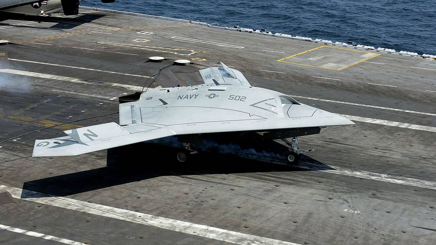El dron X-47B toma tierra por primera vez en la cubierta del portaaviones CVN-77 USS George H.W. Bush en 2013. (Wikimedia Commons)