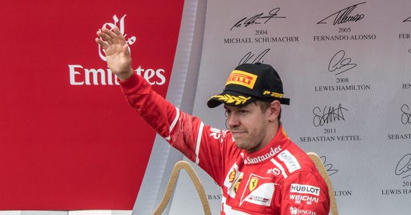 Foto: Vettel, saludando desde el podio de Austria. (EFE)