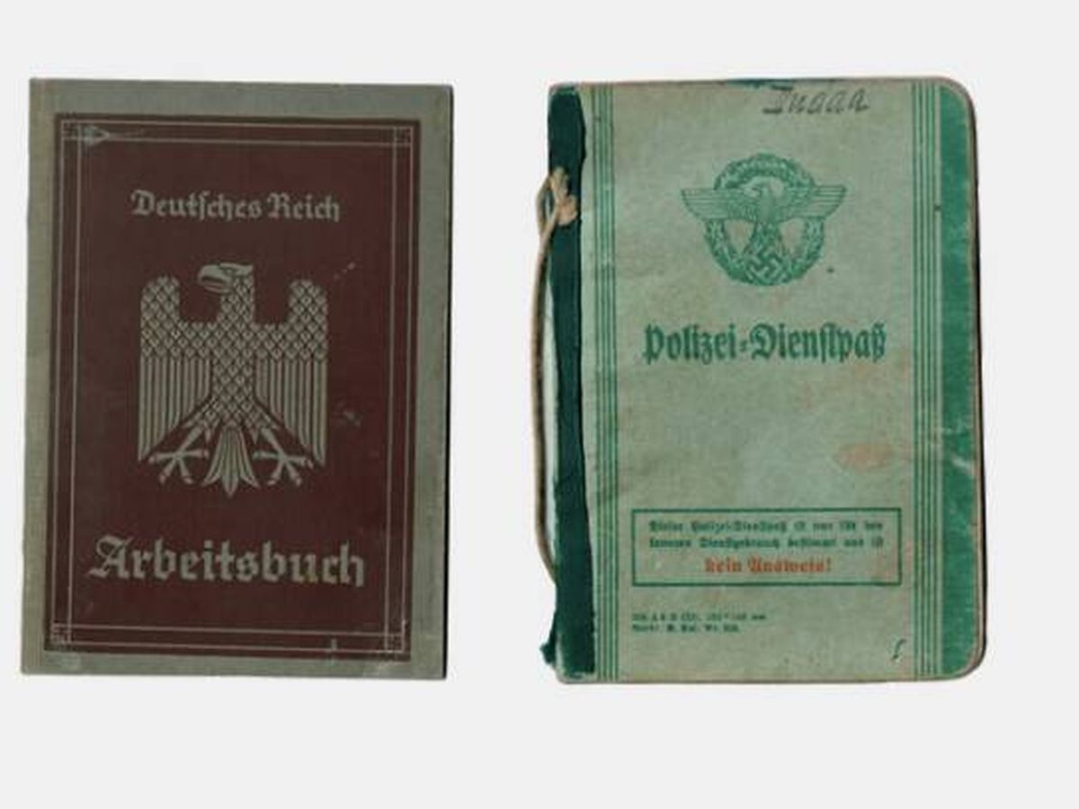 Foto: El pasaporte nazi del abuelo de Ricardo Dudda. (Cedida por la editorial)