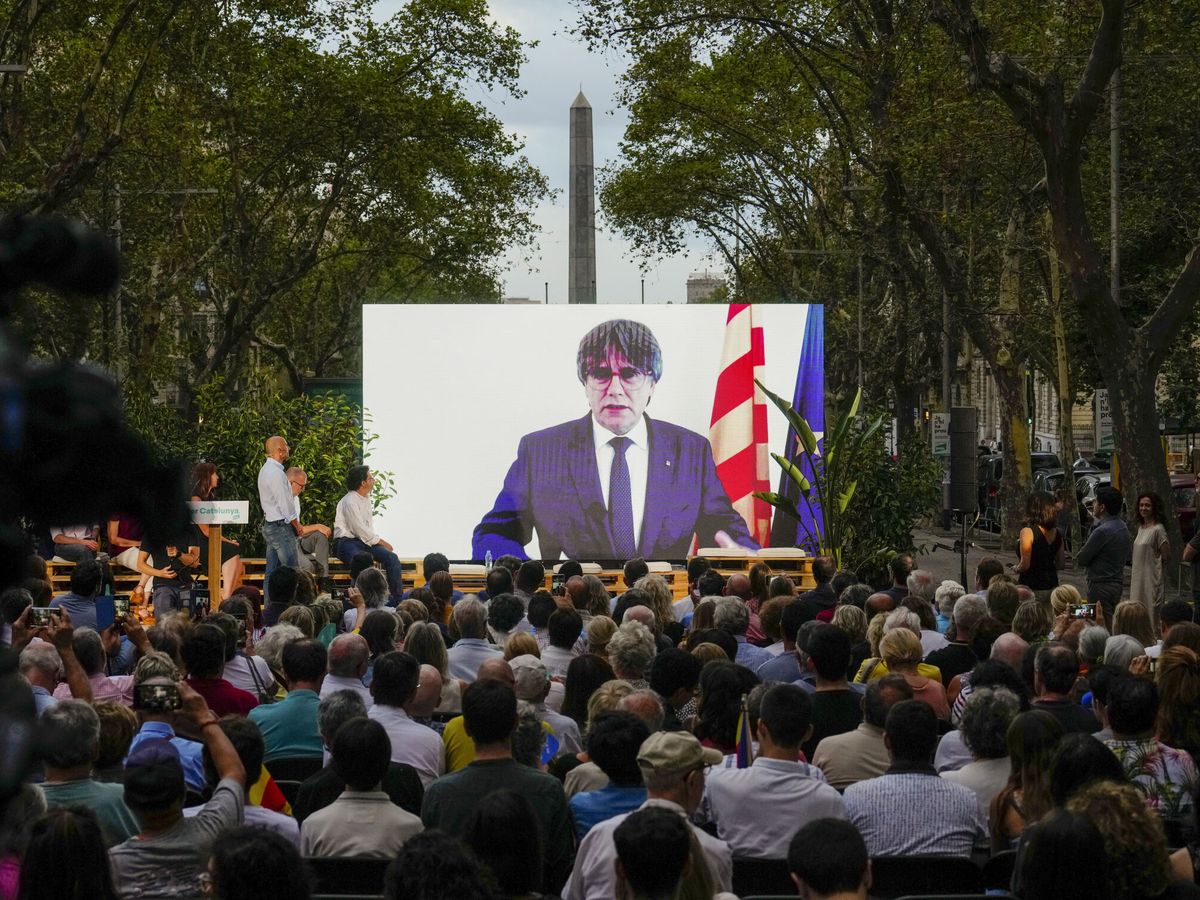 Foto: Puigdemont, en un mitin por videoconferencia. (EFE/Enric Fontcuberta)